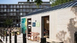Sustainability is lived in a visible and participative manner at Universität Hamburg—as demonstrated by the Sustainability Office’s tiny house, which has served as a meeting point on campus for the topic since April 2023.